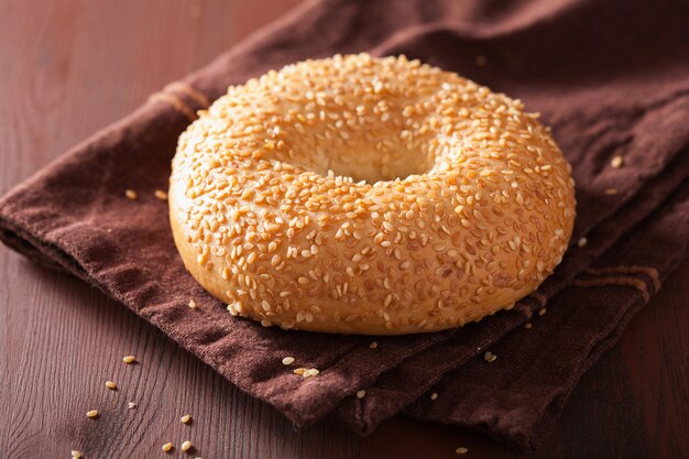 Bagel de sésamo fresco para el desayuno