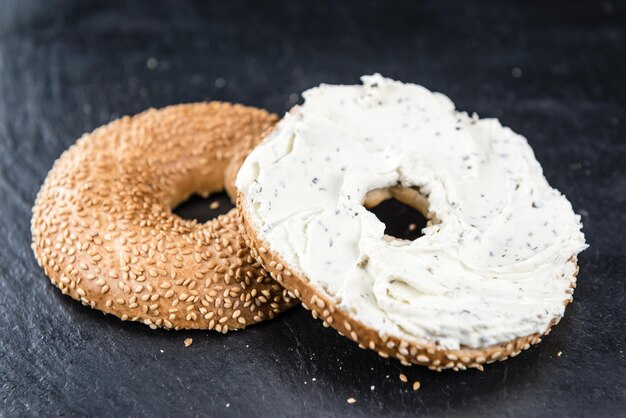 Bagel de sésamo con queso crema