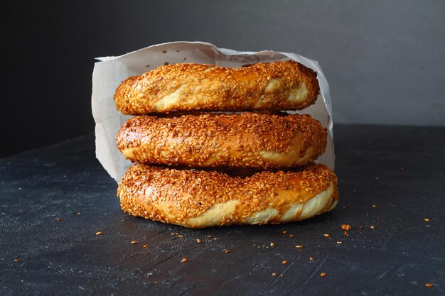 Bagel simit turco polvilhado com sementes de gergelim em um fundo preto