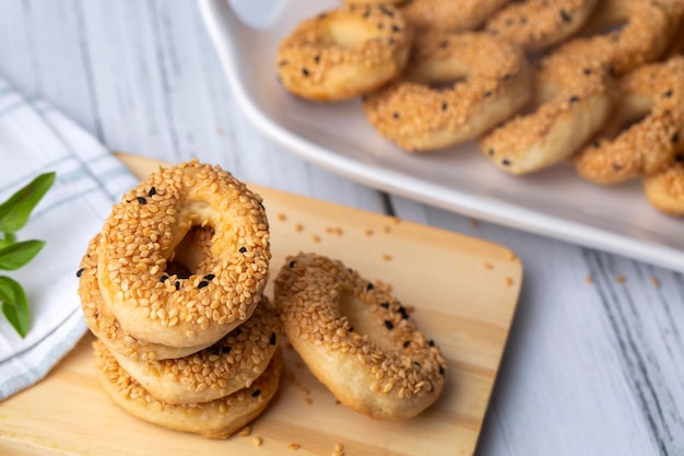 Bagel turco com sementes de gergelim ou biscoitos salgados. nome turco; Kandil simidi ou tuzlu halka kurabiye