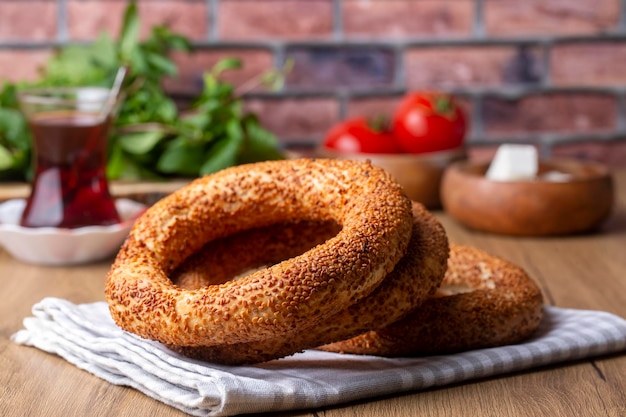 Bagel turco de comida rápida llamado Simit. Bagel turco Simit con sésamo. Bagel es comida tradicional de panadería turca. nombre turco; simit - gevrek