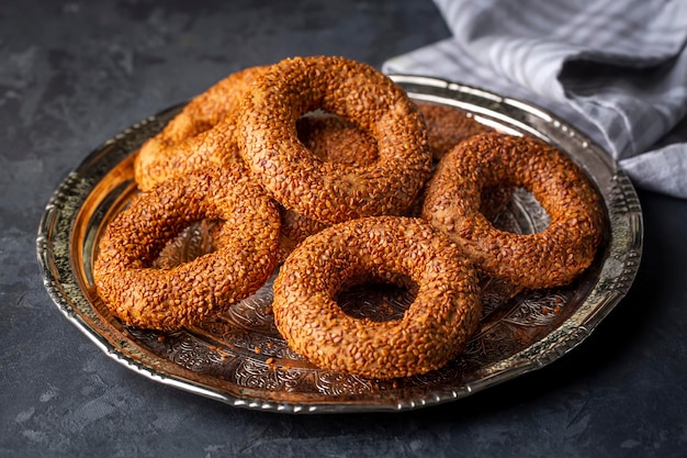 Bagel turco con semillas de sésamo. nombre turco; simidi kandil