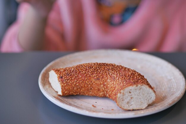 Bagel turco Simit en la mesa