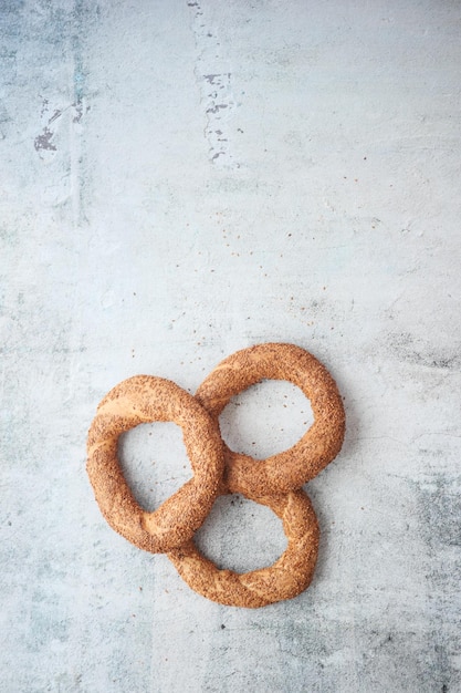 Bagel turco Simit na mesa