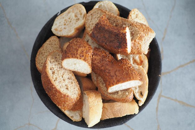 Bagel turco Simits en un recipiente sobre la mesa