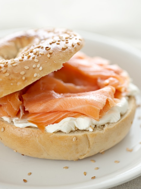 Bagel und Lachs schließen auf Teller