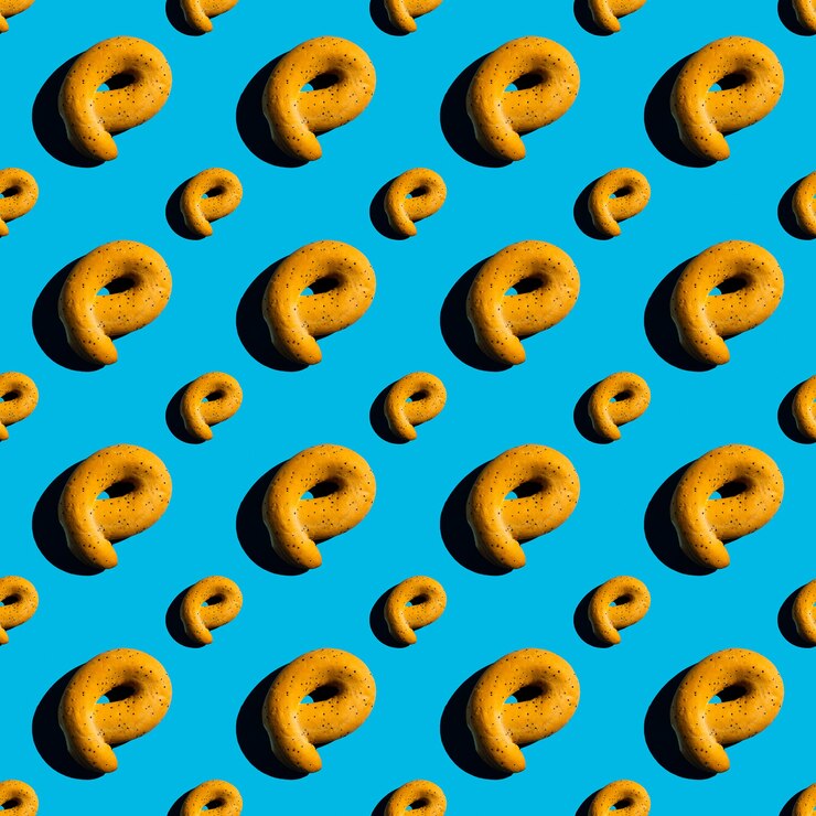 Foto bagels con amapola sobre un fondo azul, copie el espacio, plano, patrón