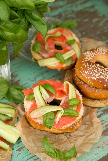 Bagels caseros con pescado rojo y hierbas