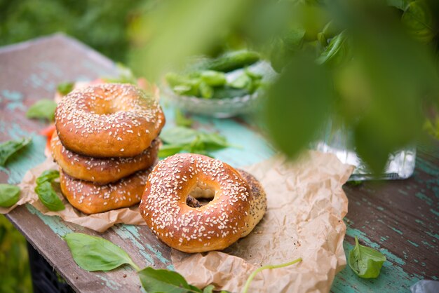 Bagels caseros con semillas de sésamo