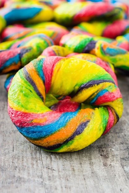 Bagels coloridos na mesa de madeira rústica