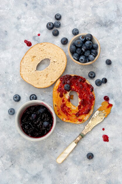 Bagels com canela e mirtilo, vista superior. alimentos de pastelaria.