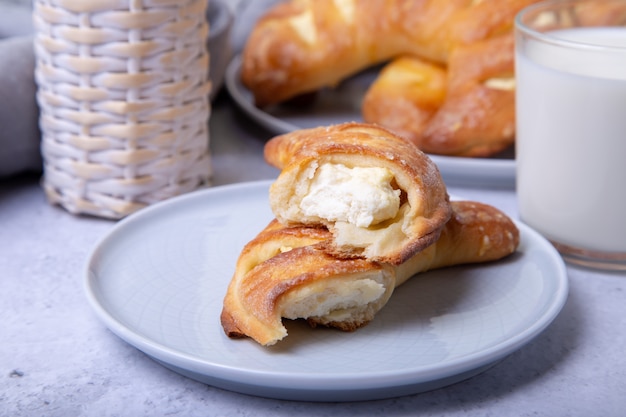 Bagels com queijo cottage. Cozimento caseiro. Fechar-se.