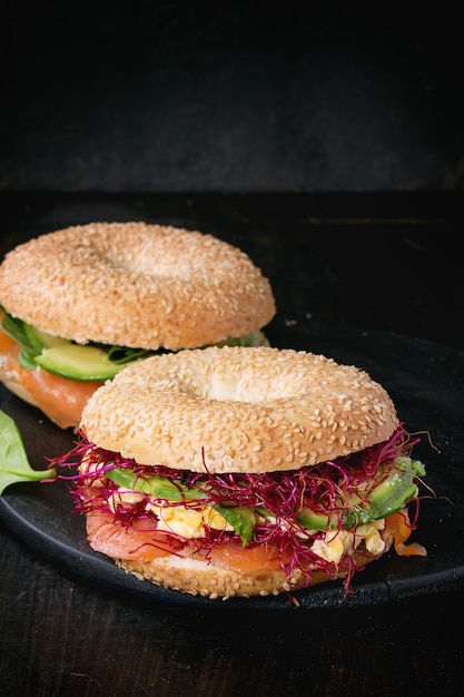 Bagels com salmão e ovo