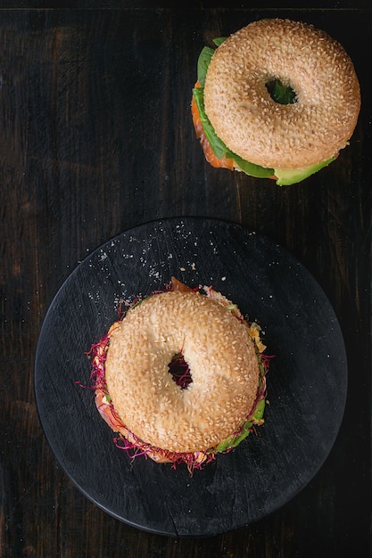 Bagels com salmão e ovo