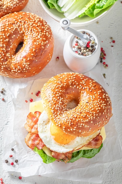 Bagels crujientes y primaverales con bacon y huevo frito