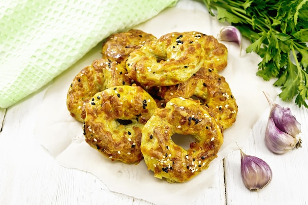 Bagels cuajada y queso en pizarra blanca