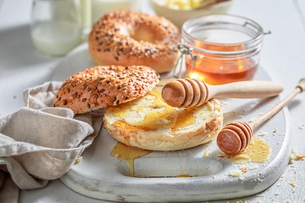 Bagels dorados calientes y frescos para un desayuno sabroso