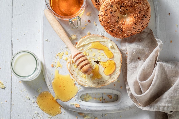 Bagels dorados caseros y dulces para un desayuno sabroso