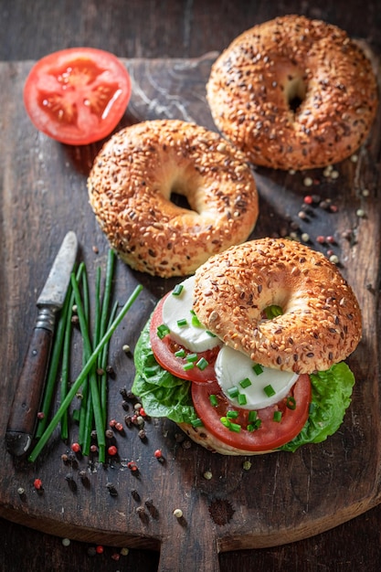 Bagels dorados frescos y saludables para un almuerzo rápido y fresco