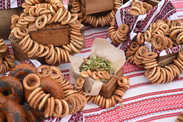 Bagels e bagels secos em uma mesa com uma toalha de mesa pintada de ucraniano