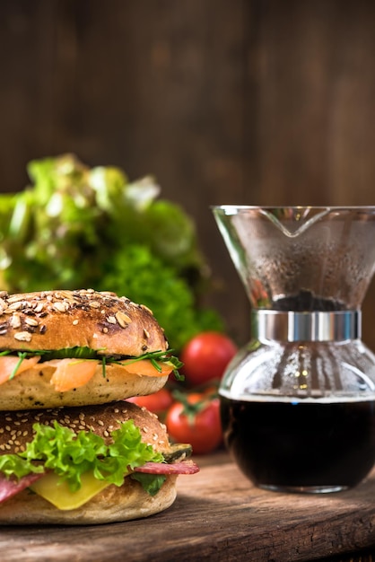 Bagels e café saudáveis frescos no dipper