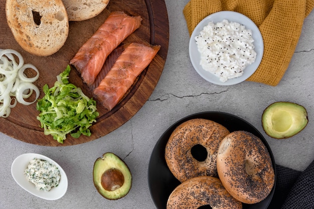 Foto bagels e ingredientes para sanduíche na mesa