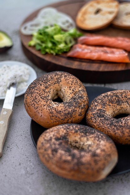 Foto bagels e ingredientes para sanduíche na mesa