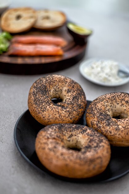 Bagels e ingredientes para sandwich en mesa