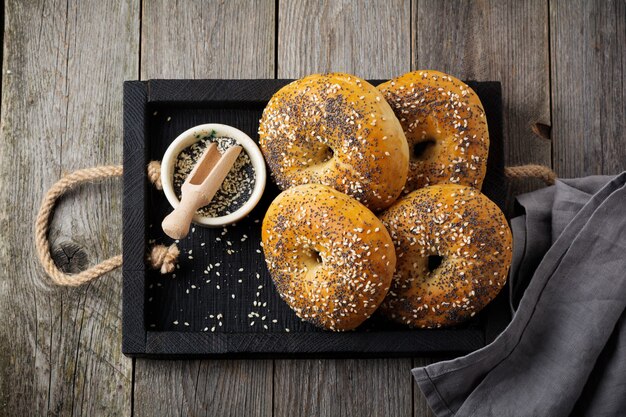 Bagels em caixa de madeira rústica com guardanapo de tecido