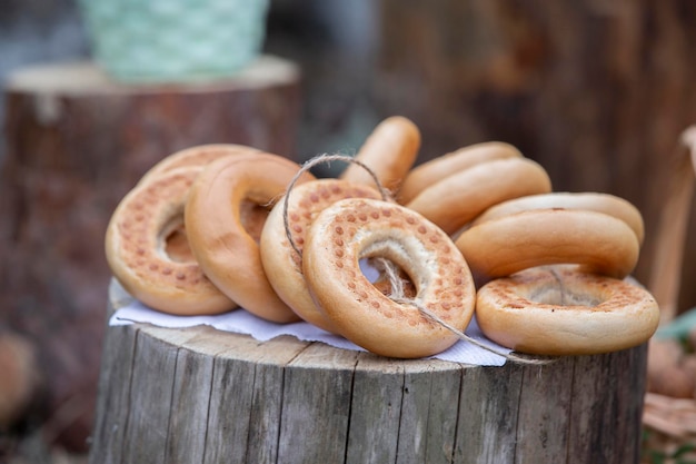 Bagels em um toco de madeira Bando de pães recém-assados