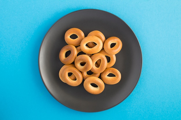 Bagels em uma placa preta em azul