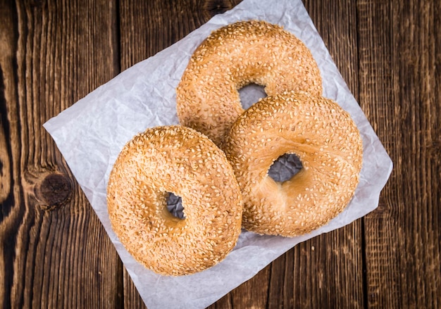 Bagels frescos con enfoque selectivo de primer plano de sésamo