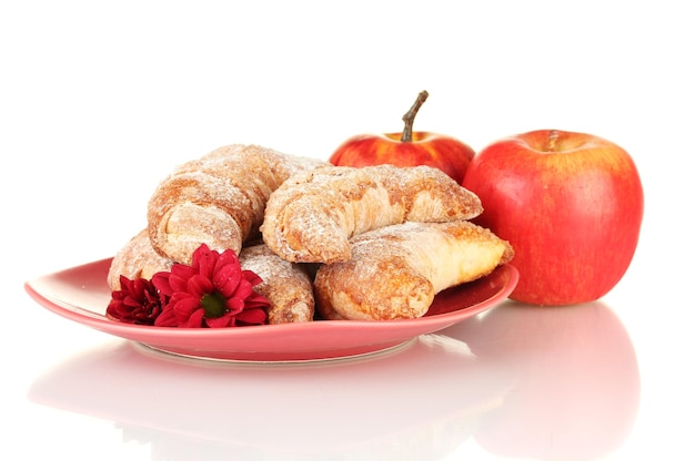 Bagels frescos con manzanas aisladas en blanco