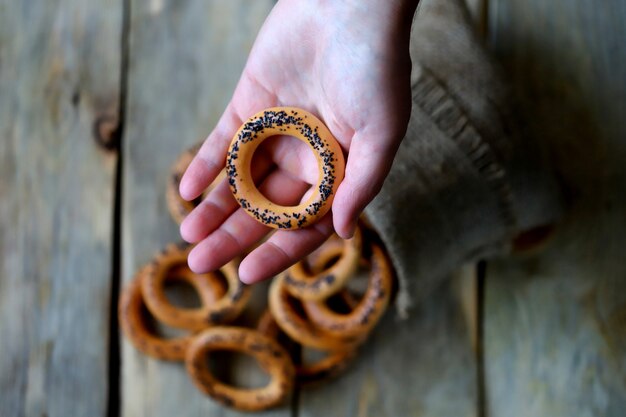 Bagels frescos con semillas de amapola.