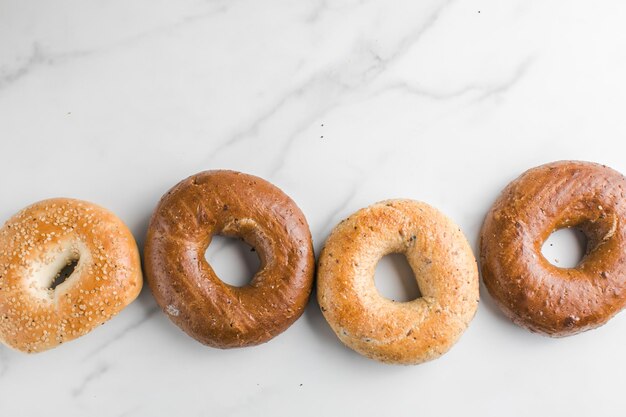 Bagels integrais com gergelim em uma mesa de mármore