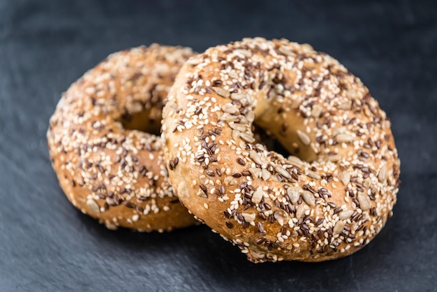 Bagels integrales en una losa de pizarra