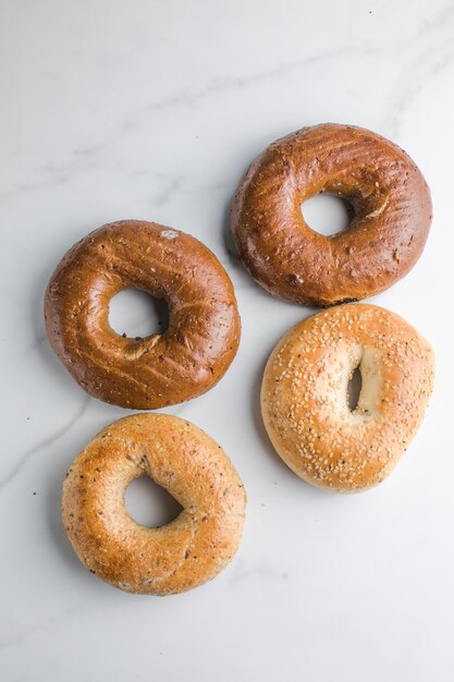 Bagels integrales con sésamo sobre una mesa de mármol