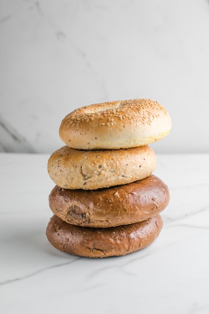 Bagels integrales con sésamo sobre una mesa de mármol