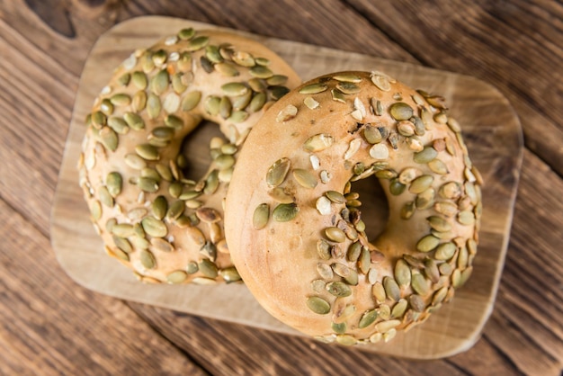 Bagels integrales sobre fondo de madera