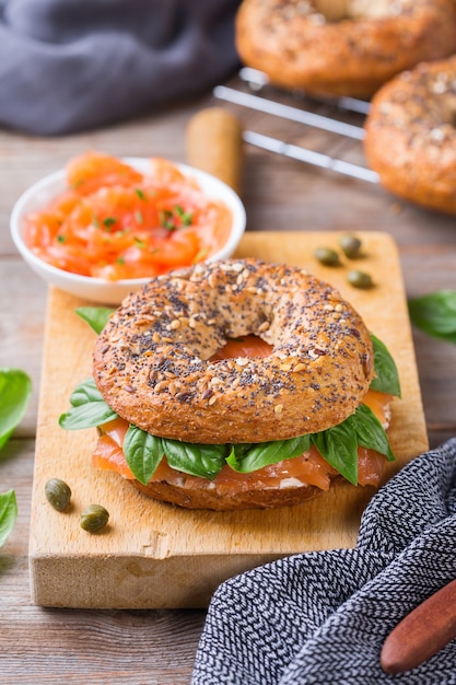 Bagels mit geräuchertem Lachs, Frischkäse und Kapern auf einem Tisch. Essen, Mittagessen, Brunch, Mahlzeit auf einem Teller, Überzugkonzept