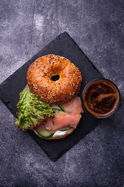 Bagels mit Lachs, Frischkäse und Salat