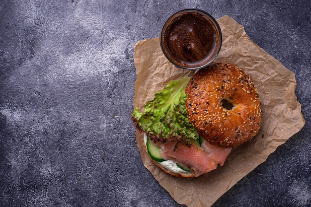 Bagels mit Lachs, Frischkäse und Salat