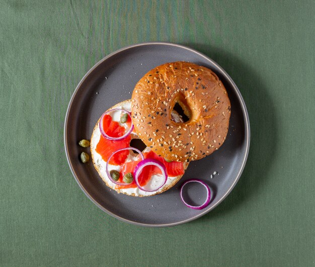 Bagels mit Lachs, weißem Frischkäse und Kapern. Rezepte. Gesundes Essen. Frühstück.