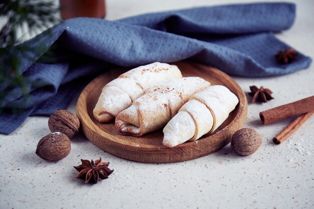 Bagels navideños de media luna de estética tradicional con palitos de canela y nueces de anís estrellado