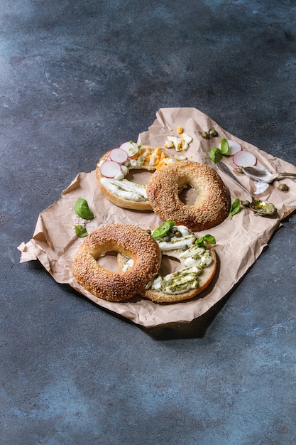 Foto bagels con queso crema