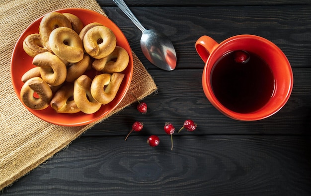 Bagels redondos caseros en un plato y té caliente de rosa mosqueta. Idea para un delicioso desayuno o cena. Vista superior