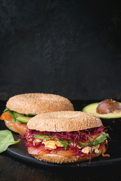 Bagels Con Salmón Y Huevo