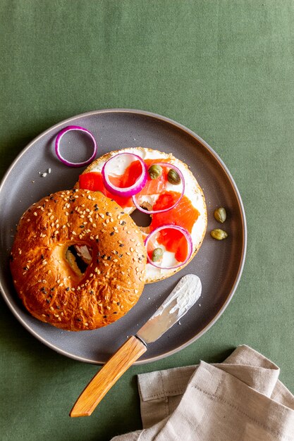 Bagels con salmón, queso crema blanco y alcaparras. Recetas. Alimentación saludable. Desayuno.