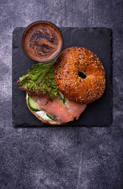 Bagels con salmón, queso crema y lechuga