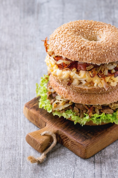 Bagels con tocino y ternera